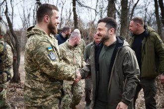 Η Ρωσία αναμένει πρόοδο στις διαπραγματεύσεις με τους Αμερικανούς - Ο Ζελένσκι στη γραμμή του μετώπου