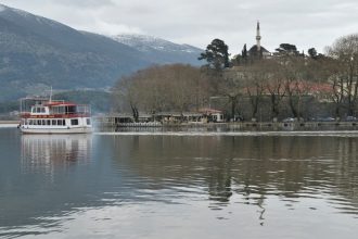 Ιωάννινα: Θρίλερ με σορό γυναίκας που βρέθηκε να επιπλέει στη λίμνη Παμβώτιδα