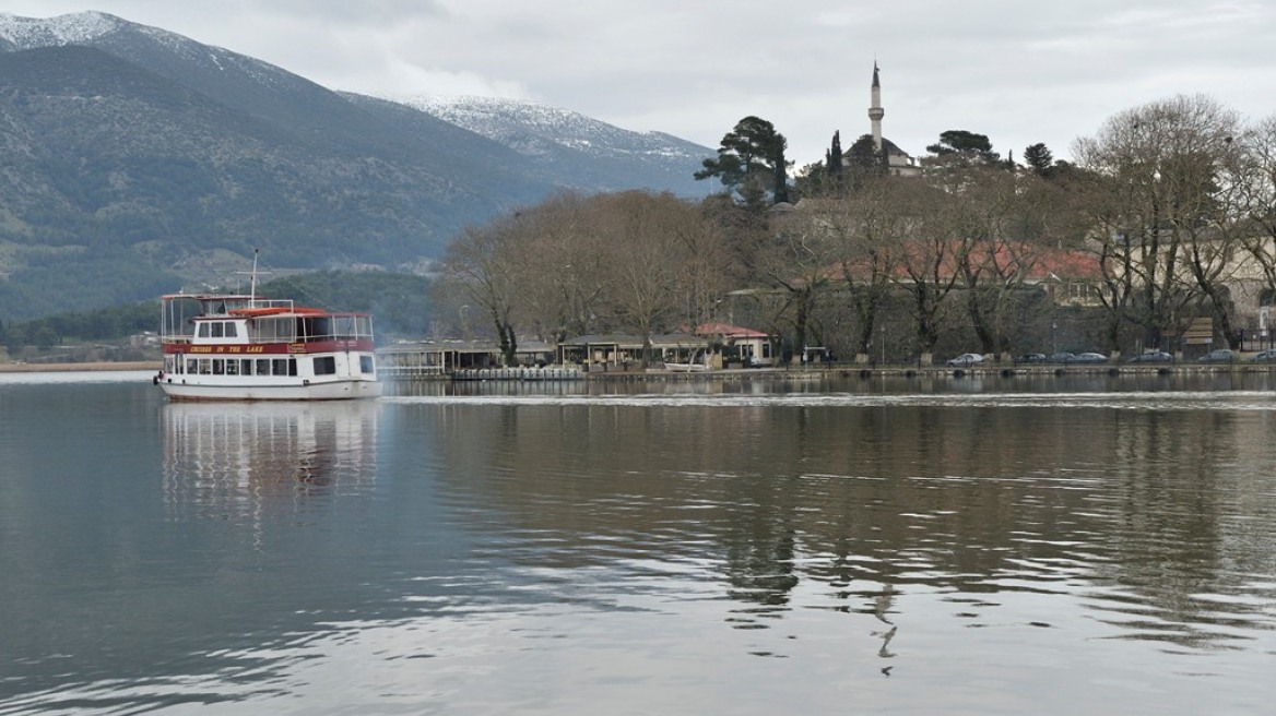 Ιωάννινα: Θρίλερ με σορό γυναίκας που βρέθηκε να επιπλέει στη λίμνη Παμβώτιδα