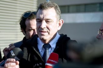 «Ψαλίδι» 50% στο μισθό του βουλευτή της «Νίκης» που βανδάλισε τα έργα στην Εθνική Πινακοθήκη