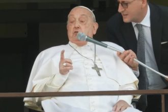 Ο Πάπας Φραγκίσκος εμφανίστηκε στο μπαλκόνι του νοσοκομείου πριν πάρει εξιτήριο
