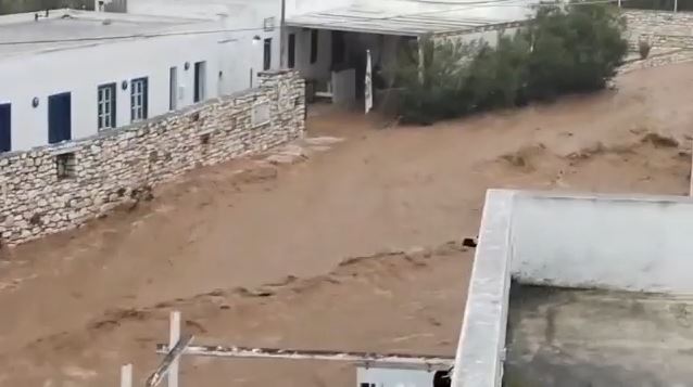 Εικόνες καταστροφής από την σφοδρή κακοκαιρία: Στο "μάτι" οι Κυκλάδες, Προβλήματα και στην Πελοπόννησο (ΒΙΝΤΕΟ)