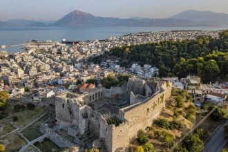 Airbnb: Εκρηκτική αύξηση στις κρατήσεις για το Πάσχα – Δυναμικό άλμα 37% για την Πάτρα