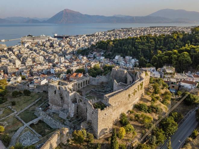 Airbnb: Εκρηκτική αύξηση στις κρατήσεις για το Πάσχα – Δυναμικό άλμα 37% για την Πάτρα