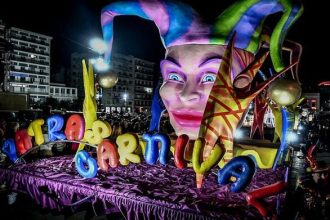 Πατρινό Καρναβάλι 2025: Μια ανάσα πριν την απογείωση - Όλα έτοιμα για την Νυχτερινή Ποδαράτη Παρέλαση!