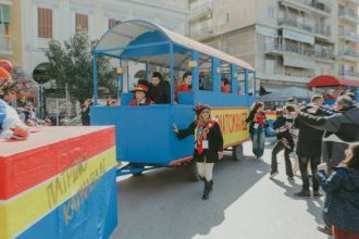 Σοκολατοπόλεμος, το πιο γλυκό έθιμο του Πατρινού Καρναβαλιού σε πλήρη εξέλιξη