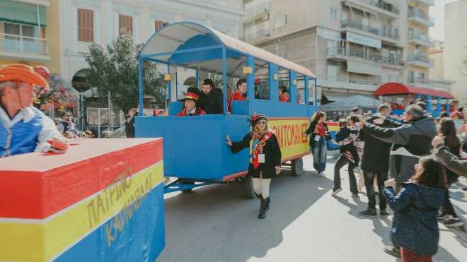 Σοκολατοπόλεμος, το πιο γλυκό έθιμο του Πατρινού Καρναβαλιού σε πλήρη εξέλιξη