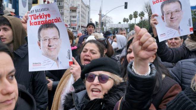 Ιμάμογλου: Κατασχέθηκε η κατασκευαστική του εταιρεία – Οργισμένες διαδηλώσεις