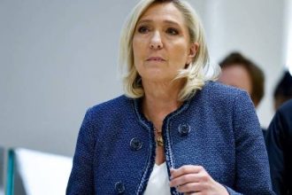 Γαλλία: Η καταδίκη της Λεπέν συσπειρώνει όλη την αντιπολίτευση με μεγάλο κερδισμένο τον Μπαρντελά