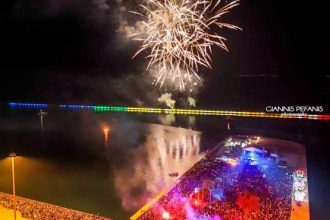 Εντυπωσιακές εικόνες από ψηλά από την τελετή λήξης του Πατρινού Καρναβαλιού