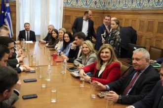 ΠΑΣΟΚ: Στα... κάγκελα βουλευτές του κόμματος