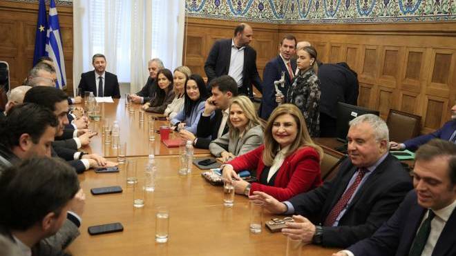 ΠΑΣΟΚ: Στα... κάγκελα βουλευτές του κόμματος