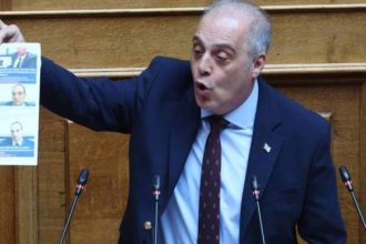 Η ΝΔ απαντά στον Βελόπουλο: «Η μνήμη του είναι ασθενής – Ιδού μερικά από τα fake news που διέσπειρε για τα Τέμπη»