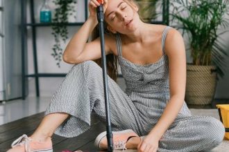 Έξι καθημερινοί τρόποι για να «κάψεις» θερμίδες - χωρίς να κάνεις γυμναστική