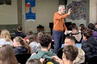 Πάτρα: Ομιλία του Άγγελου Τσιγκρή για τη σχολική βία στο 13ο Λύκειο