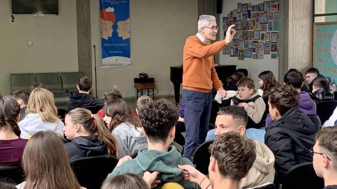 Πάτρα: Ομιλία του Άγγελου Τσιγκρή για τη σχολική βία στο 13ο Λύκειο