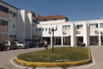 Πρωτοφανές: Έκλεψε από το νοσοκομείο τηλεόραση κινητό, πήδηξε από τον 1ο όροφο και ξαναμπήκε… για να πάρει λεφτά