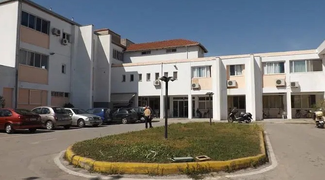 Πρωτοφανές: Έκλεψε από το νοσοκομείο τηλεόραση κινητό, πήδηξε από τον 1ο όροφο και ξαναμπήκε… για να πάρει λεφτά