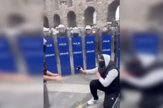 Κωνσταντινούπολη: Πρόταση γάμου από διαδηλωτή στην αγαπημένη του εν μέσω επεισοδίων - ΒΙΝΤΕΟ