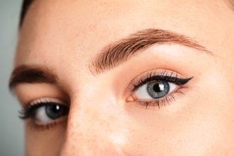 Smoky eyes, ογκώδεις βλεφαρίδες & καλοσχηματισμένα φρύδια