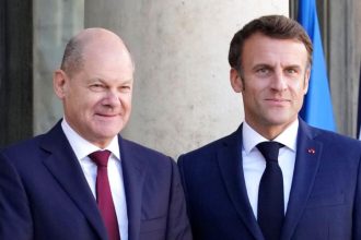Financial Times: Στα «όπλα» Γαλλία και Γερμανία για τη μοιρασιά των 150 δισ. ευρώ της άμυνας