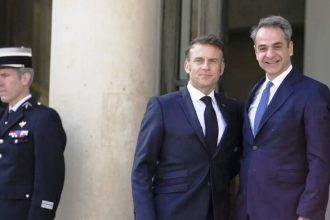 Στο Μέγαρο των Ηλυσίων για τη Σύνοδο ηγετών για την Ουκρανία ο Κυριάκος Μητσοτάκης - Θερμή υποδοχή από Μακρόν