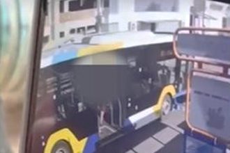 Η στιγμή της επίθεσης σε επιβάτη λεωφορείου από τον 51χρονο που τραυμάτισε με κατσαβίδι και 3 αστυνομικούς (ΒΙΝΤΕΟ)