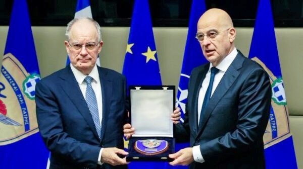 Ο Πρόεδρος της Δημοκρατίας και ο Υπουργός Άμυνας στις εκδηλώσεις της Εξόδου στο Μεσολόγγι