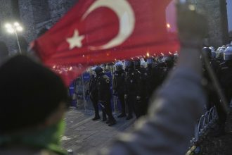«Οπισθοδρόμηση για τη δημοκρατία στην Τουρκία η σύλληψη Ιμάμογλου»