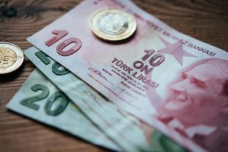 «Βουτιά» της τουρκικής λίρας μετά τη σύλληψη Ιμάμογλου