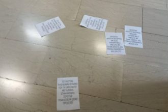 Πάτρα: Πέταξαν τρικάκια κατά τη διάρκεια ημερίδας