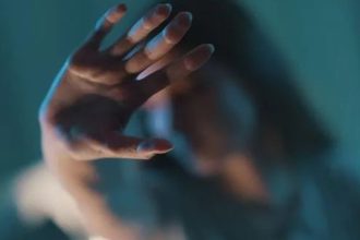 Απείλησε να ανατινάξει με χειροβομβίδα την πρώην σύζυγο και το παιδί του