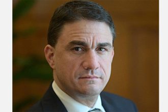 Τσουκαλάς: Ο Πρωθυπουργός υποτιμά τη νοημοσύνη των δημοσίων υπαλλήλων και τους εμπαίζει