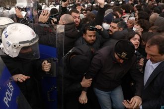 Ουρές χιλιομέτρων για συμπαράσταση στον Ιμάμογλου κάνουν οι Τούρκοι - ΒΙΝΤΕΟ
