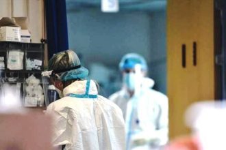 Η λοίμωξη που γεμίζει τα νοσοκομεία της χώρας - Ποιους «ξεγελά» και δεν εμβολιάζονται