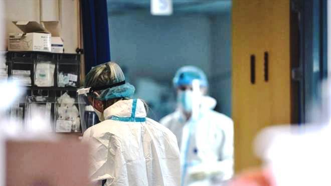 Η λοίμωξη που γεμίζει τα νοσοκομεία της χώρας - Ποιους «ξεγελά» και δεν εμβολιάζονται
