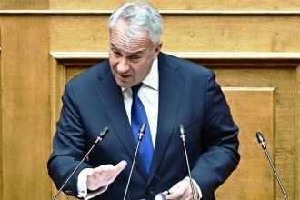 Τέλος από Βορίδη στις παρατάσεις προθεσμιών για χορήγηση άδειας παραμονής σε μετανάστες