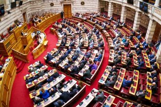 ΠΑΣΟΚ, ΣΥΡΙΖΑ, Πλεύση Ελευθερίας και Νέα Αριστερά συμφώνησαν στο κείμενο δυσπιστίας που κατατίθεται την Τετάρτη