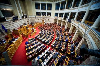ΣΥΡΙΖΑ: Σκέψεις για αποχή από την ορκωμοσία Τασούλα