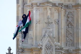 Βρετανία: Άνδρας σκαρφάλωσε στον πύργο του Μπιγκ Μπεν κρατώντας παλαιστινιακή σημαία