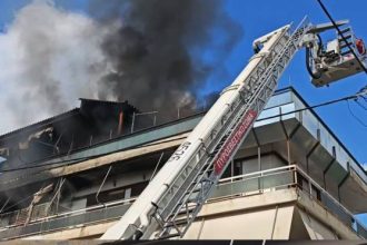 Φωτιά σε διαμέρισμα στο Χαϊδάρι - Αποκλεισμένοι άνθρωποι στην ταράτσα (ΦΩΤΟ)