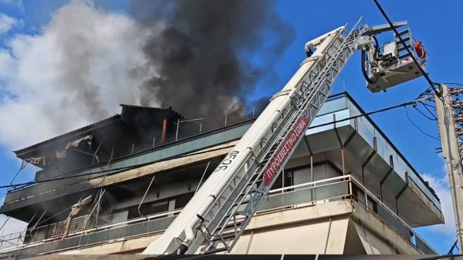 Φωτιά σε διαμέρισμα στο Χαϊδάρι - Αποκλεισμένοι άνθρωποι στην ταράτσα (ΦΩΤΟ)
