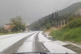 Απίστευτες εικόνες στην Αιτωλοακαρνανία - Άσπρισε ο τόπος από το χαλάζι, σταμάτησαν στην άκρη του δρόμου τα αυτοκίνητα (ΦΩΤΟ - ΒΙΝΤΕΟ)