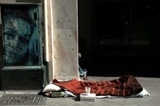 Θρίλερ με τον θάνατο αστέγου σε εστιατόριο της Αθήνας - Εργαζόμενοι τον μετέφεραν εκτός για να αποπροσανατολίσουν τις Αρχές