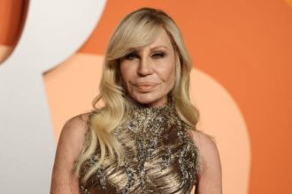 Η Ντονατέλα αποχωρεί από το τιμόνι του οίκου Versace μετά από 27 χρόνια