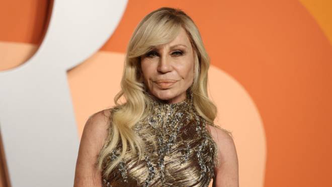 Η Ντονατέλα αποχωρεί από το τιμόνι του οίκου Versace μετά από 27 χρόνια