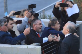 Επεισόδιο έξω από την Πινακοθήκη για τον βουλευτή της Νίκης - «Ποιος είσαι εσύ, Δικαιοσύνη; Γιατί τον κρατάς;» (ΒΙΝΤΕΟ)