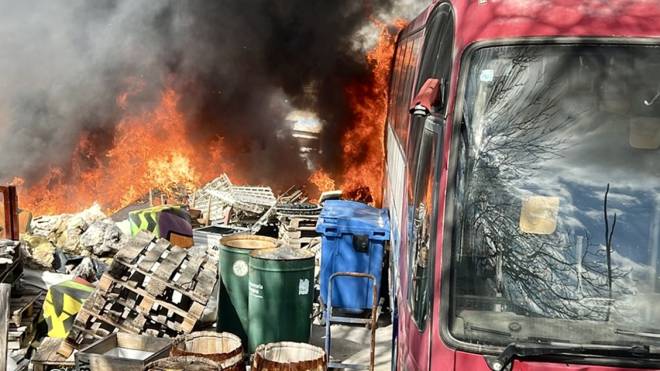 Μεγάλη φωτιά σε αποθήκες και υπαίθριο χώρο στον Ταύρο - Εστάλη 112 (ΦΩΤΟ & ΒΙΝΤΕΟ)