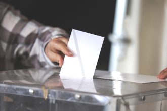 Δημοσκόπηση ΜRB: Τρίτο κόμμα η Πλεύση Ελευθερίας - Διψήφιο το προβάδισμα της ΝΔ από το ΠΑΣΟΚ