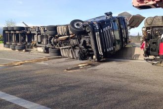 Αιτωλοακαρνανία: Τροχαίο στην Ιόνια Οδό με νταλίκα που ανατράπηκε - Έκλεισε ο δρόμος (ΦΩΤΟ - ΒΙΝΤΕΟ)